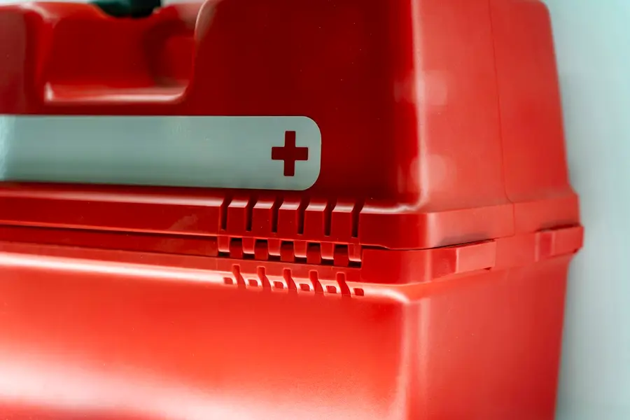 Roter Erste-Hilfe-Koffer an einer Wand
