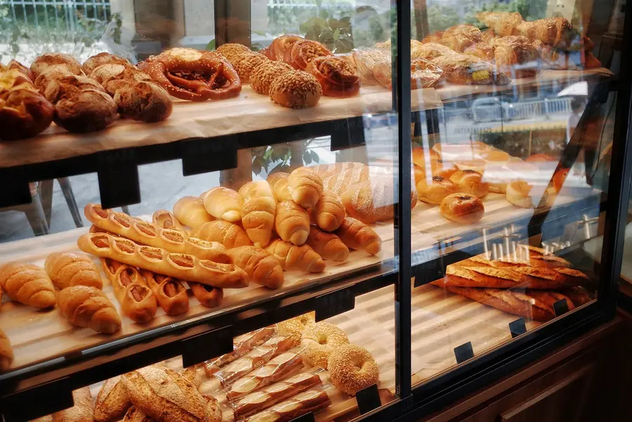 Brote in der Auslage einer Bäckerei