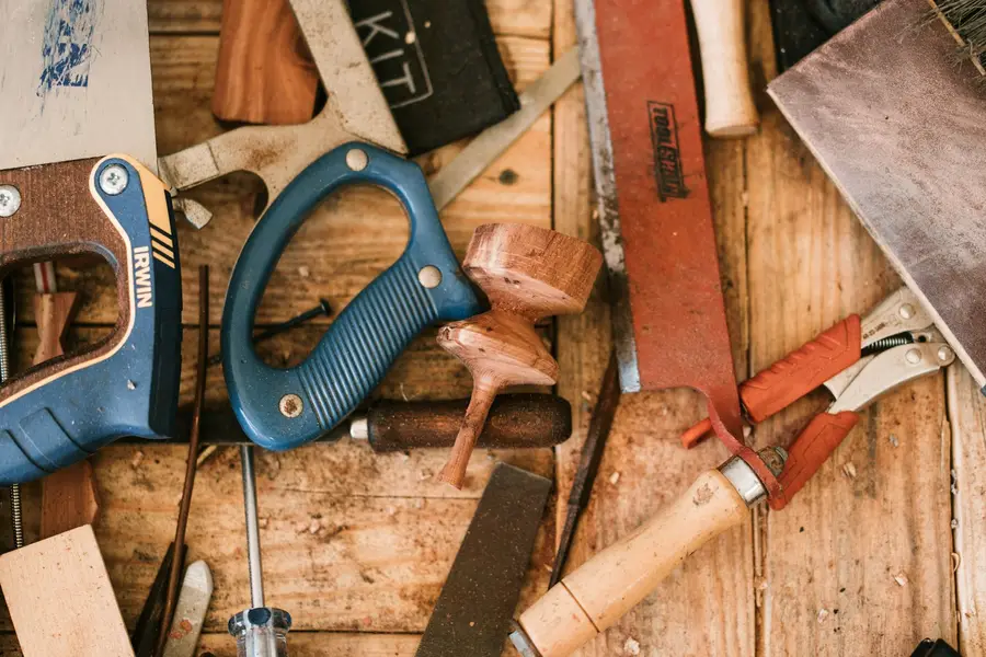 Handwerkzeug liegt auf einer Werkbank aus Holz