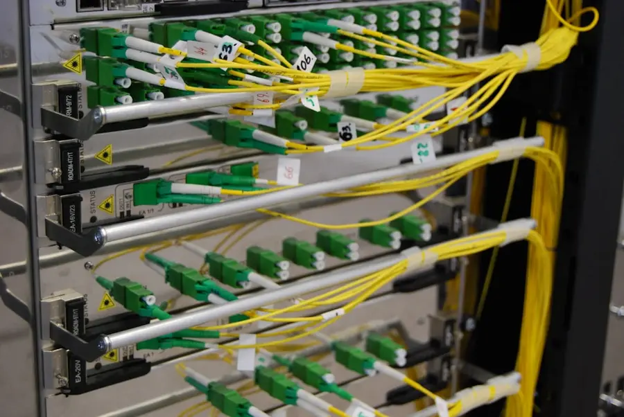 Verteilerschrank mit Glasfaserkabeln im Serverraum