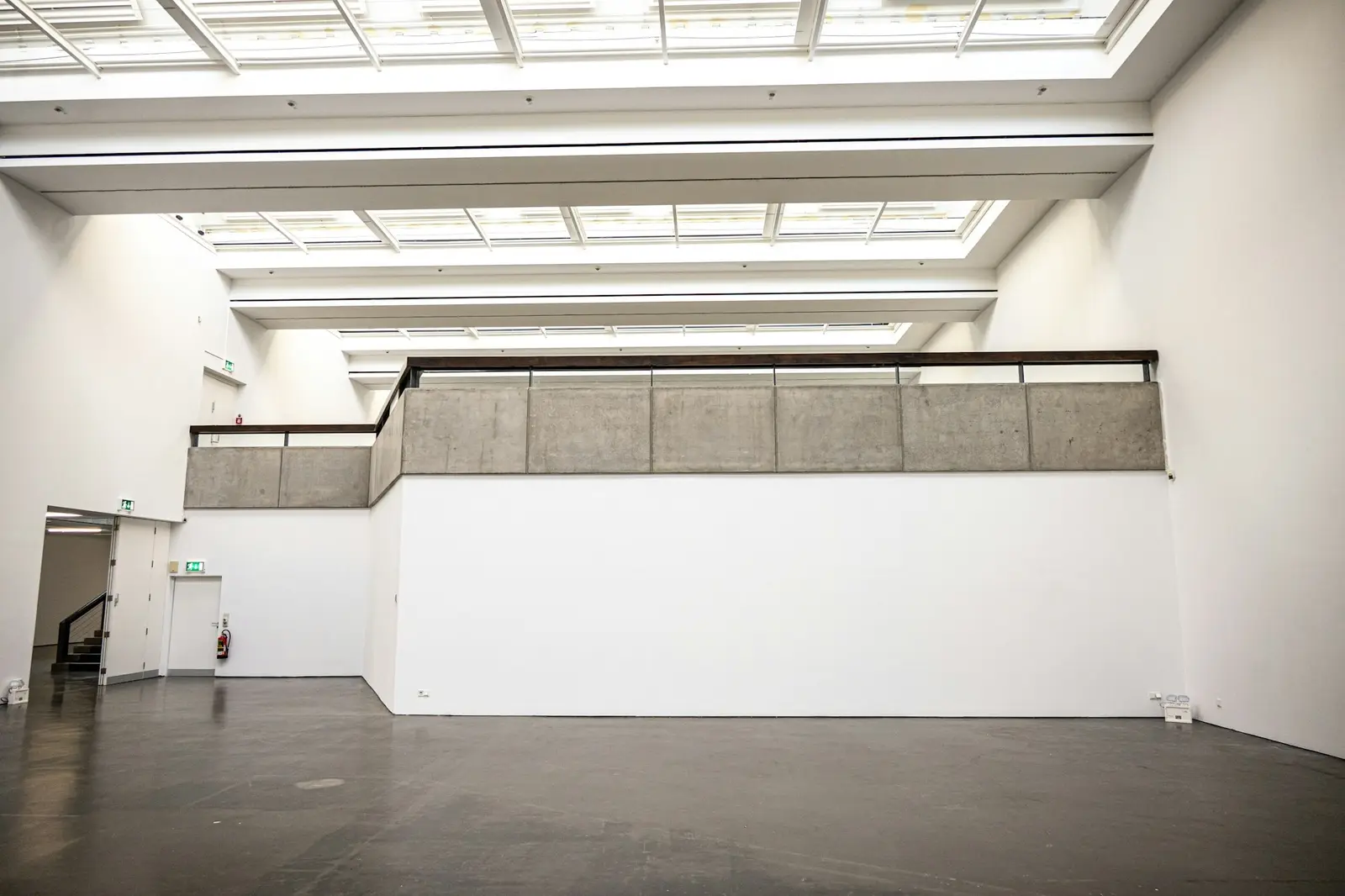 Leerer heller Ausstellungsraum mit Oberlichtern und weißen Wänden