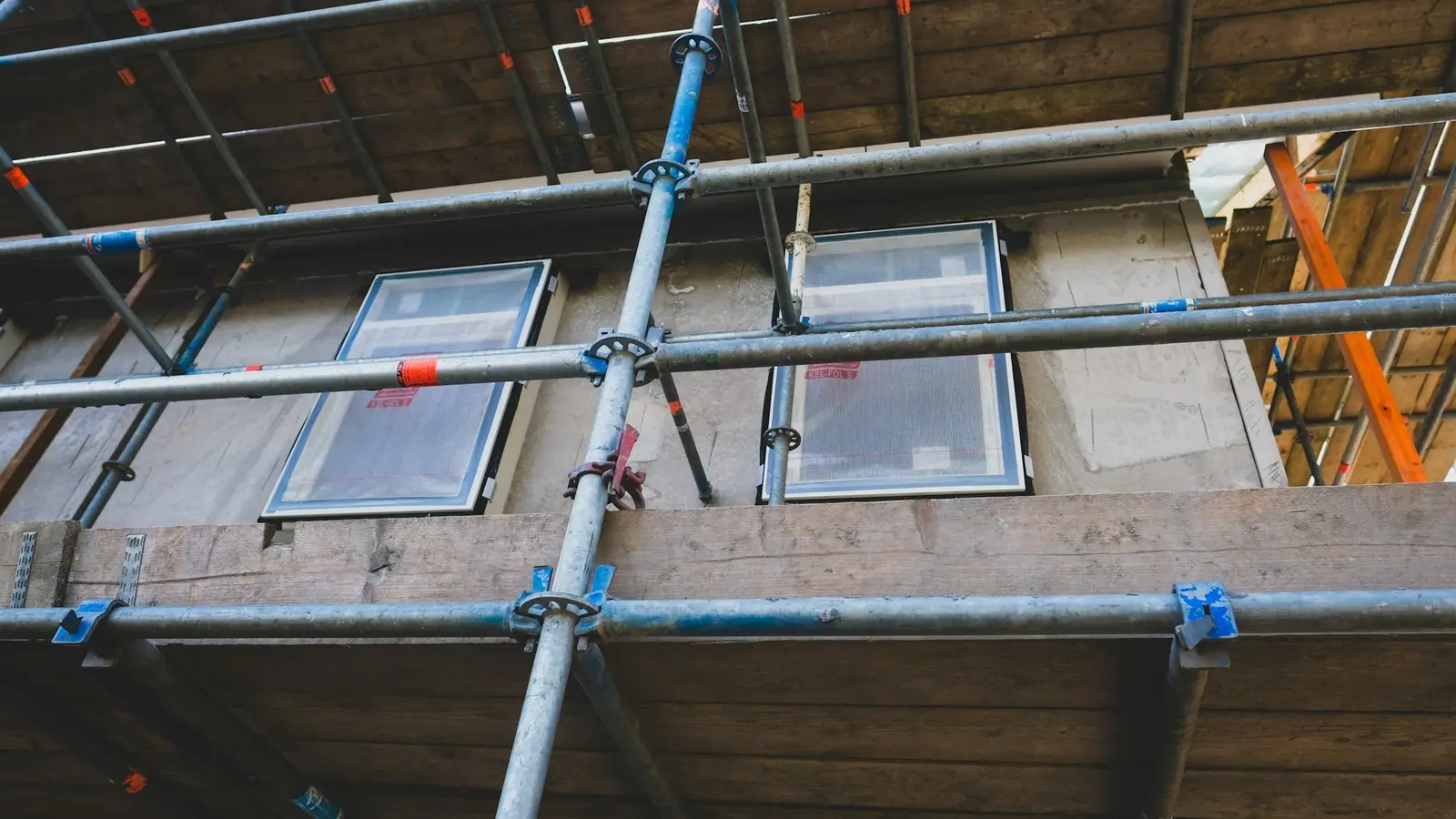 Baugerüst vor der Fassade eines Gebäudes im Bau