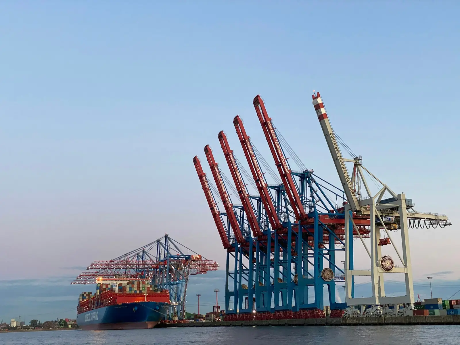 Große Verladekräne an einem Containerhafen