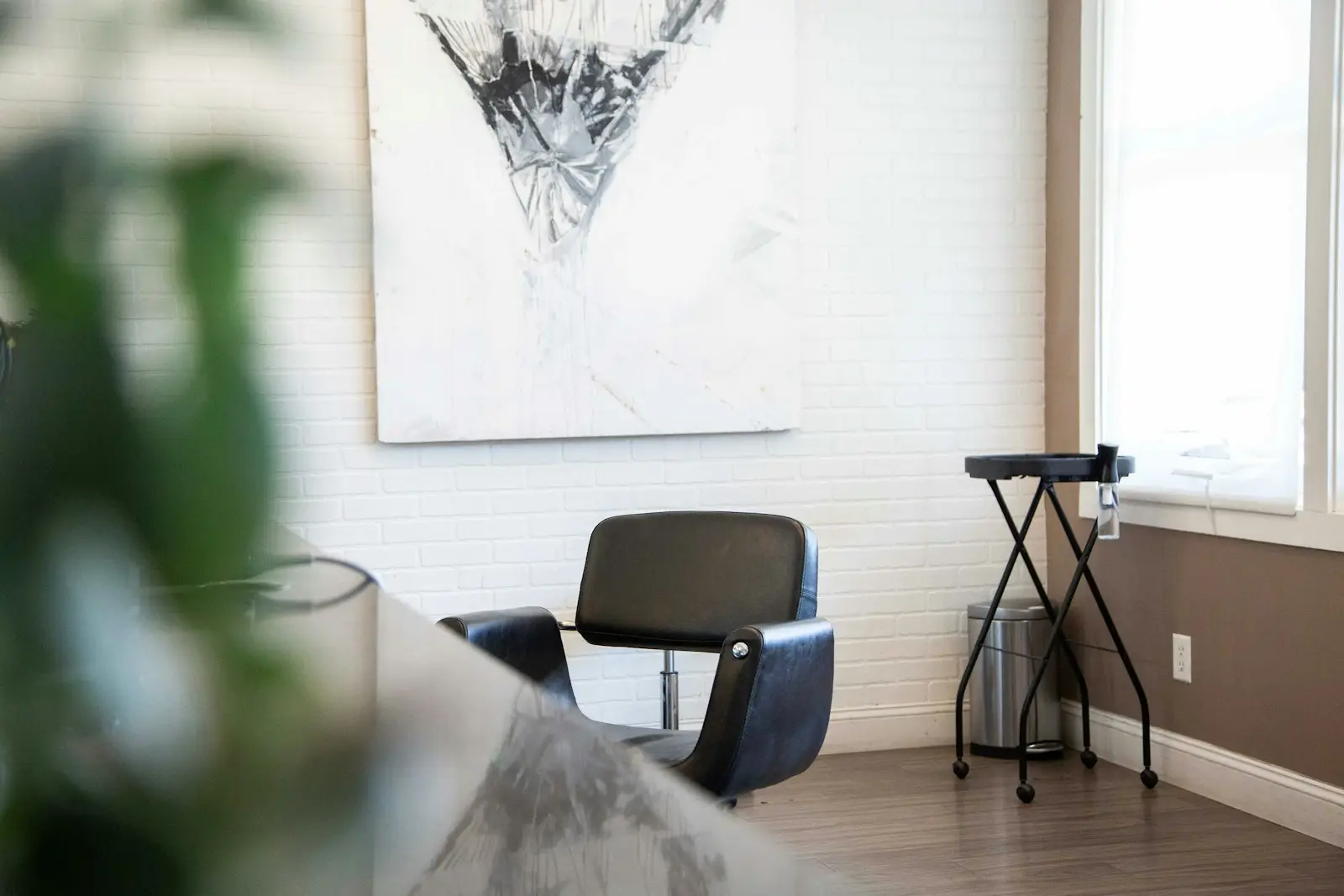 Friseurstuhl und Arbeitswagen in einem hellen Salon