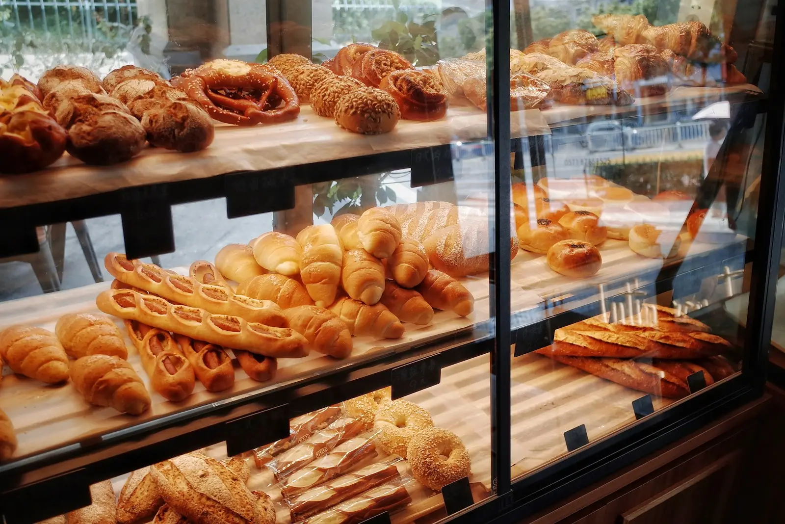 Brote und Gebäck liegen in der Auslage einer Bäckerei