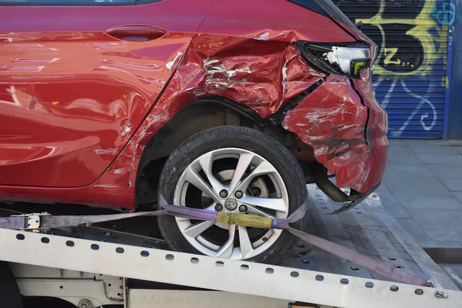 Beschädigtes Auto wird auf einem Abschleppwagen weggefahren