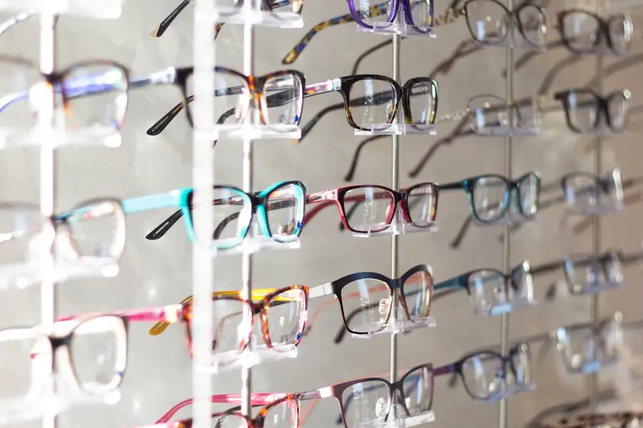 Brillengestelle an der Wand eines Optikers