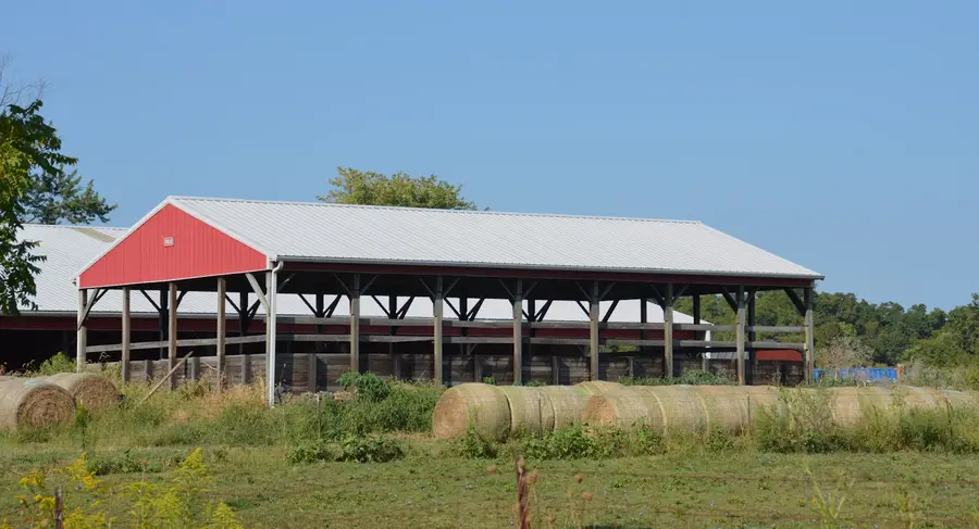 Offene Bergehalle mit Rundballen davor