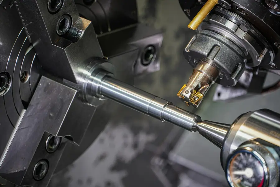 Drehmaschine bearbeitet einen eingespannten Metallstab