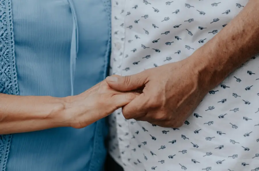 Hand hält die Hand einer älteren Person