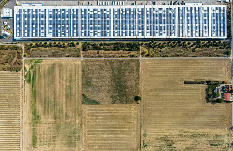 Luftbild einer Logistikhalle mit Solarmodulen auf dem gesamten Dach