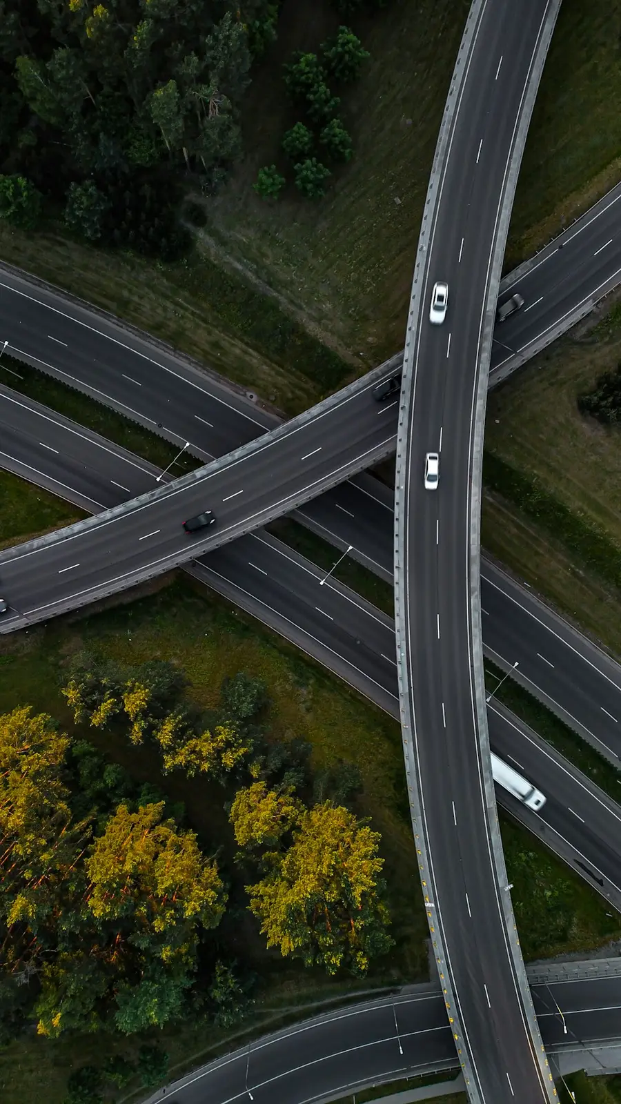 Autobahnkreuz mit mehreren Fahrbahnen aus der Vogelperspektive