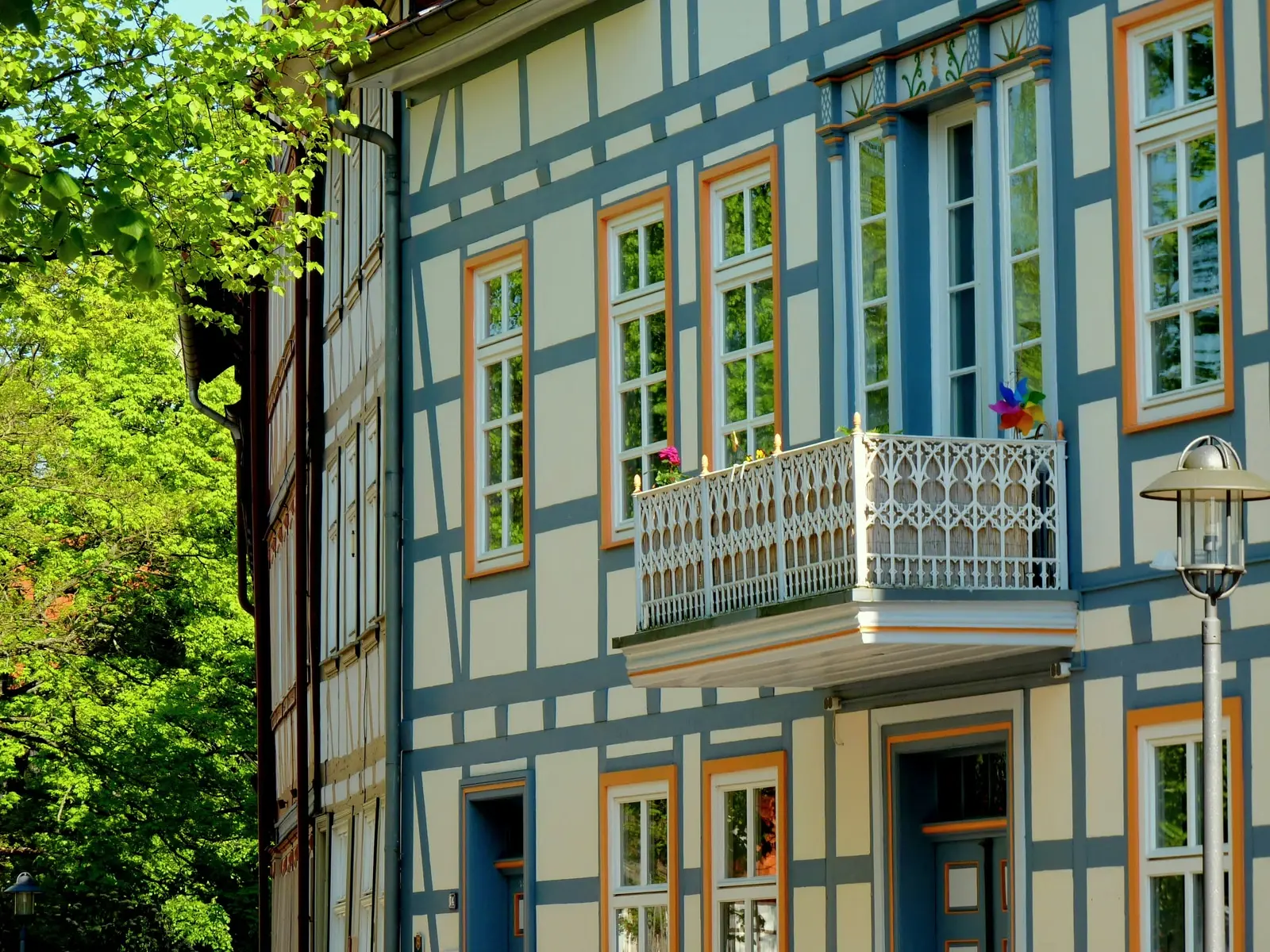 Fachwerkfassade mit grünen Fensterrahmen und kleinem Balkon