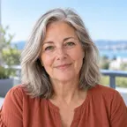 KI-generiertes illustratives Porträt einer Frau um 58 mit grauen schulterlangen Haaren