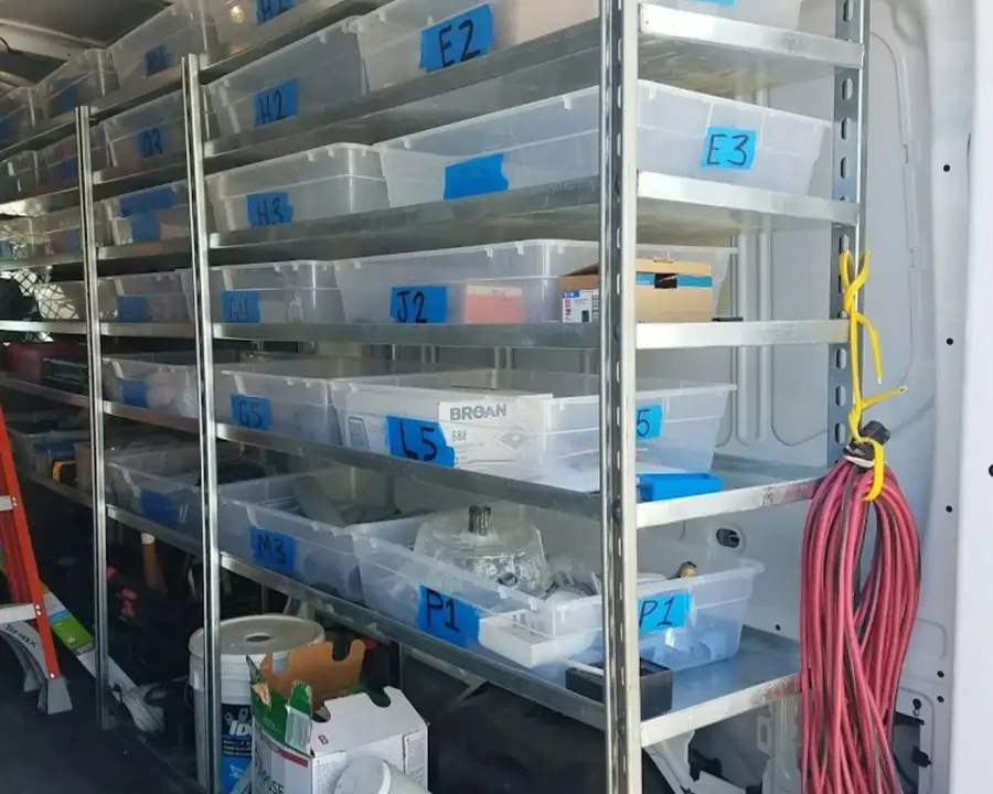 Regale mit beschrifteten Sortierkästen im Laderaum eines Transporters